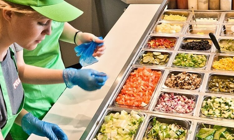 Vendi prodotti alimentari o cibo in un mercato contadino